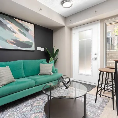 Lakeside Haven: Cozy Townhome In Liberty Village!